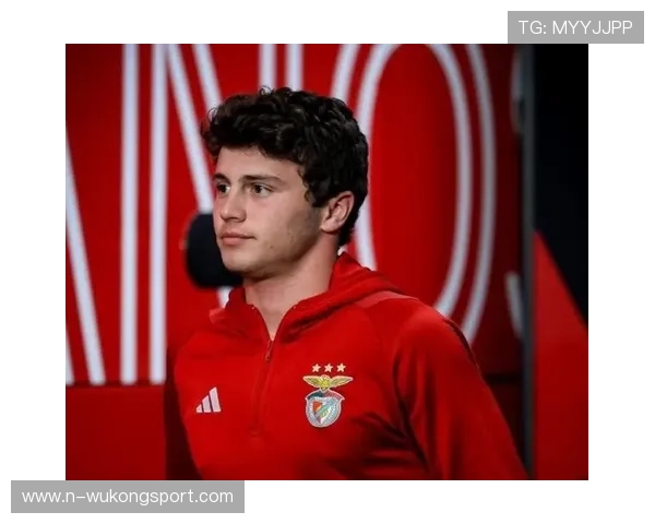 内维斯与布斯克茨：传统组织后腰的风格差异解析