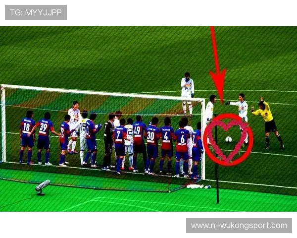 任意球中阻挡门将视线算犯规吗？裁判判罚逻辑详解