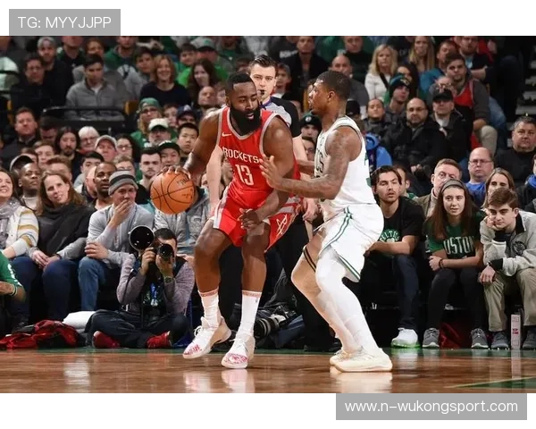 皮尔斯无球跑动拉开空间，关键回合得分结构改变比赛走势